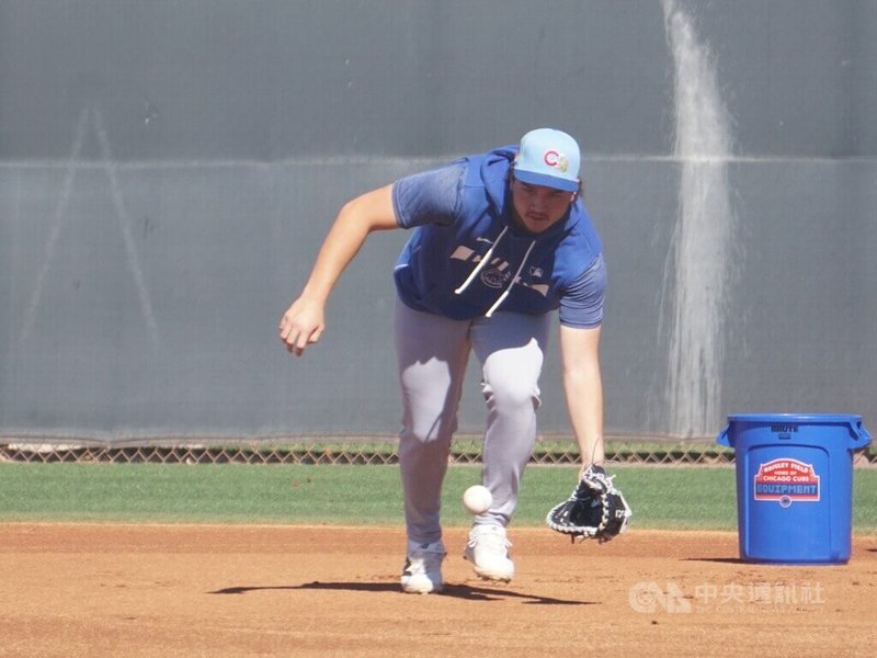 台裔美籍棒球好手「龍仔」強納森・龍（Jonathon Long）在美國職棒芝加哥小熊隊的春訓營進行守備練習，他去年在小聯盟3A敲出20支全壘打，目標今年站上大聯盟。中央社記者林宏翰亞利桑那攝　115年3月21日