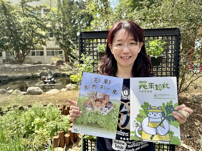 農業部台中區農業改良場副研究員曾康綺（圖）表示，彰化縣北斗鎮盛產芫荽（香菜），農改場出版「芫來如此」、「芫來我們不一樣」2本繪本，配合食農教育課程，讓孩子更加認識在地特色農作物。中央社記者鄭維真攝 115年3月21日