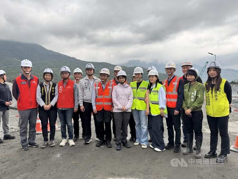 副總統蕭美琴(前右6)21日至花蓮縣光復鄉視察馬太鞍溪橋重建、馬太鞍溪疏濬及堤防工程進度,肯定施工單位進度超前。中央社記者張祈攝 115年3月21日