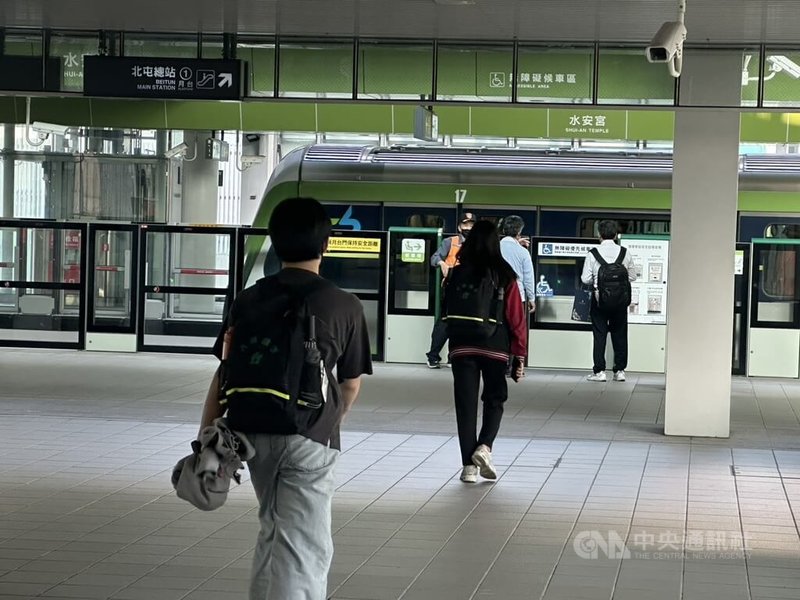 台中捷運綠線21日下午3時43分因市政府站至高鐵台中站間發生號誌異常，造成雙向列車行駛延誤，乘客也被請離捷運車廂。中捷公司緊急派員處理後，已於下午4時20分逐步恢復運轉，異常原因正在調查釐清。中央社記者趙麗妍攝　115年3月21日