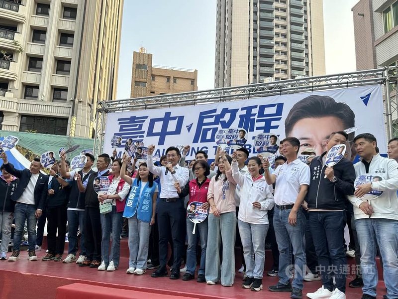 國民黨台中市長初選民調25日起登場，力拚出線的立法院副院長江啟臣（中持麥克風者）21日舉辦西屯南屯見面會，多名民代到場相挺。中央社記者趙麗妍攝　115年3月21日