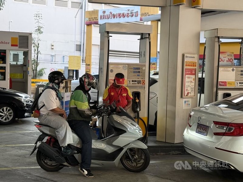 泰國各地加油站出現燃料短缺，當局成立專案小組全面清查全國油庫與加油站，確保未出現囤油哄抬價格的行為。圖為曼谷市區一家加油站。中央社記者李宗憲曼谷攝　115年3月21日