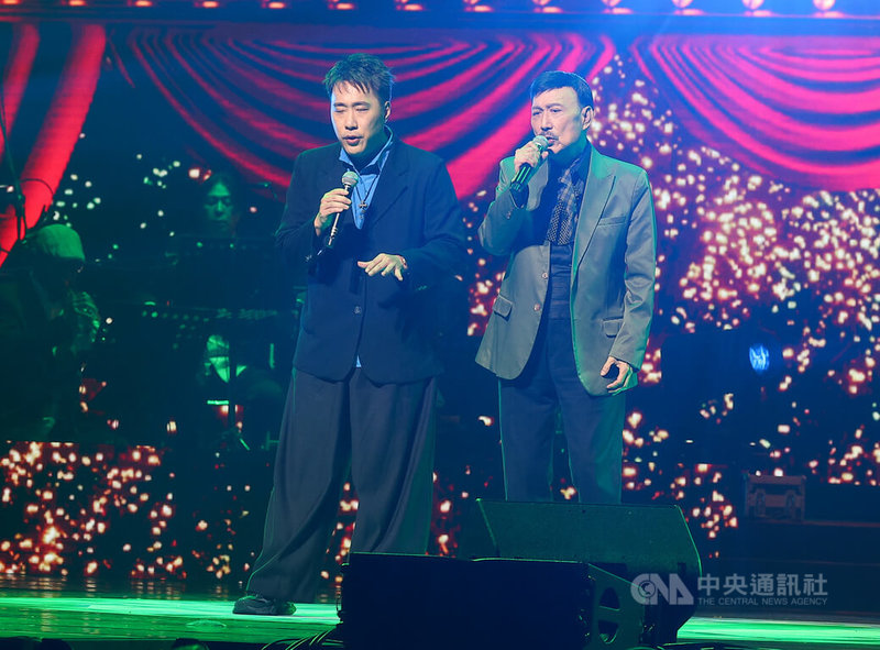 2026「鑽石舞台之夜」演唱會21日晚間在台北流行音樂中心舉行,資深藝人余天(右)和兒子余祥銓(左)在現場觀眾掌聲中登台合唱「榕樹下」。中央社記者謝佳璋攝 115年3月21日