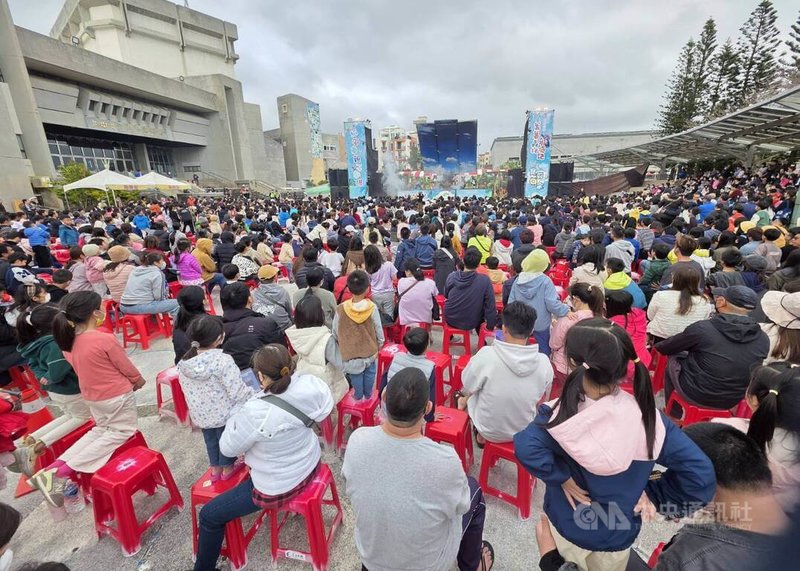 紙風車劇團21日下午在澎湖演藝廳前廣場演出親子音樂劇「蕃薯森林奇遇記」,吸引近2000名大小朋友一同欣賞,現場氣氛熱絡。中央社 115年3月21日