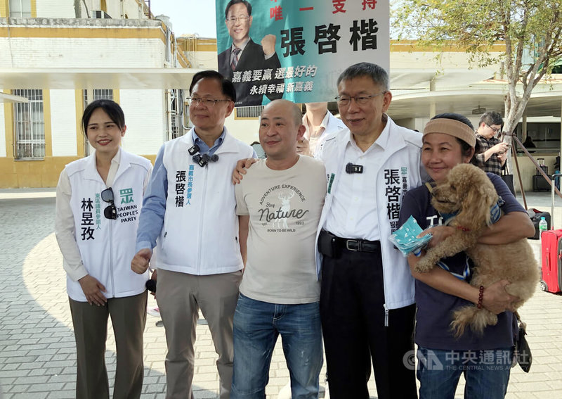 台灣民眾黨創黨主席柯文哲(右2)21日南下陪同民眾黨嘉義市長參選人張啓楷(左2)掃街拜票,沿途受到熱情民眾歡迎,爭相合影。中央社記者黃國芳攝 115年3月21日