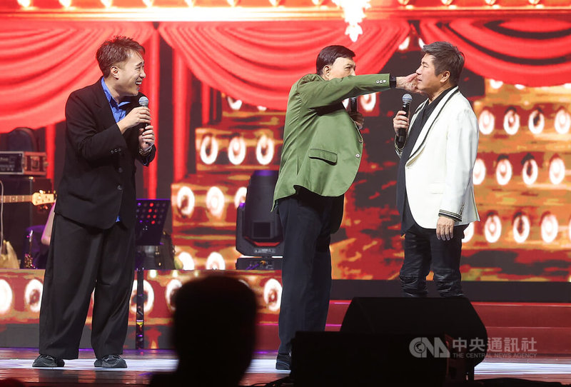 2026「鑽石舞台之夜」演唱會21日晚間在台北流行音樂中心登場，藝人胡瓜（右）主持訪問時，與余天（中）重現經典呼巴掌橋段，讓余天兒子余祥銓（左）和現場觀眾笑翻天。中央社記者謝佳璋攝  115年3月21日