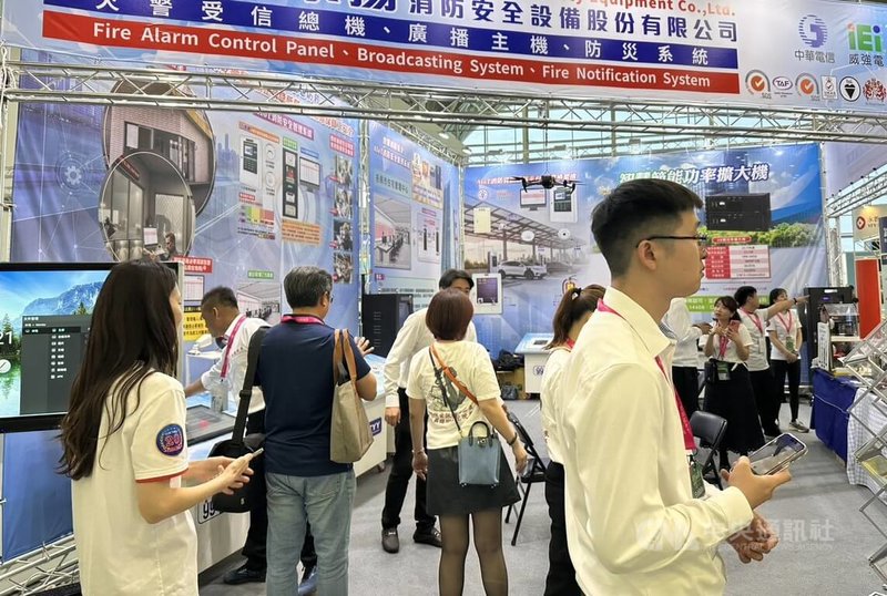 「2026高雄智慧城市展」21日邁入第2天,規模創下歷年新高,此次吸引超過200個機構單位參展,涵蓋多元產業、應用。圖為高雄消防設備大廠推出數位應用「AIoT消防安全管理系統」。中央社記者林巧璉攝 115年3月21日
