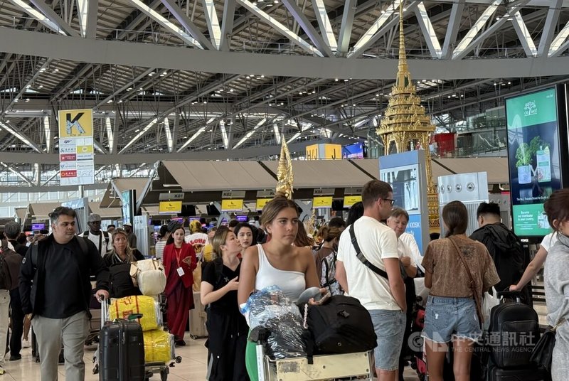 泰國外交部表示，免簽制度遭部分外籍人士濫用，因此擬將外國旅客免簽停留期限，從60天縮短為30天。圖為位於曼谷的蘇凡納布機場。中央社記者李宗憲曼谷攝　115年3月21日