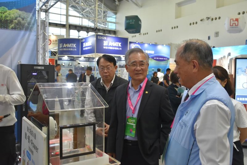 高雄市消防局長王志平（右2）20日出席高雄智慧城市展，現場走訪消防設備攤位了解「AIoT消防安全管理系統」產品功能。（民眾提供）中央社記者林巧璉傳真　115年3月21日