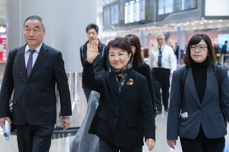 台中市長盧秀燕（中）結束為期11天訪美行程，21日凌晨返回台灣。她在機場與民眾打招呼。（台中市政府提供）中央社記者趙麗妍傳真　115年3月21日