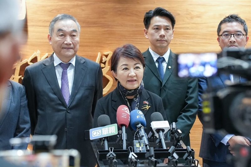 台中市長盧秀燕（中）結束訪美行程，21日凌晨返回台灣。她在桃園機場接受媒體聯訪，說明此行訪美行程。（台中市政府提供）中央社記者趙麗妍傳真　115年3月21日