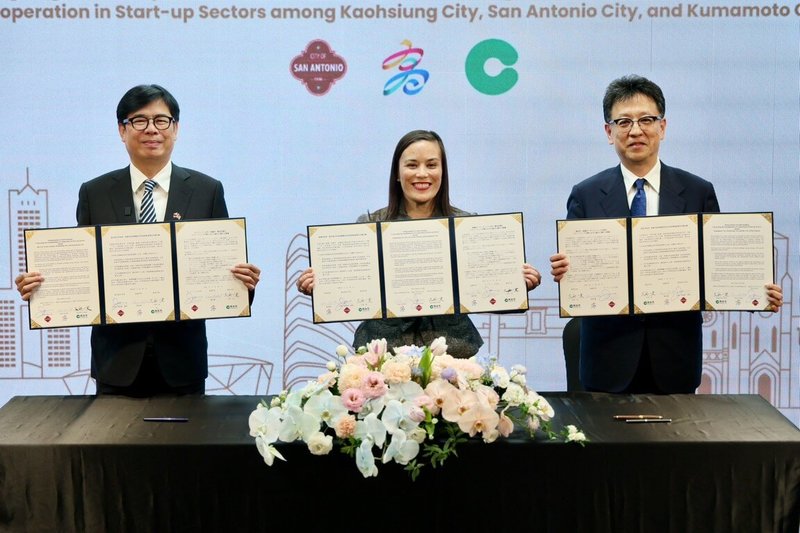 高雄市長陳其邁（左）20日與美國聖安東尼奧市長瓊斯（Gina Ortiz Jones）（中）及日本熊本市長大西一史（右），共同簽署新創產業合作備忘錄（MOU），宣示台美日城市合作再升級。（高雄市行國處提供）中央社記者林巧璉傳真　115年3月21日