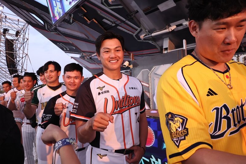 中華職棒統一7-ELEVEN獅隊投手江少慶（右2）21日出席中華職棒在高雄夢時代舉辦的2026年開季宣傳活動，因為過往傷勢好轉，臉上露出不少笑容。（中華職棒提供）中央社記者蘇志畬傳真　115年3月21日