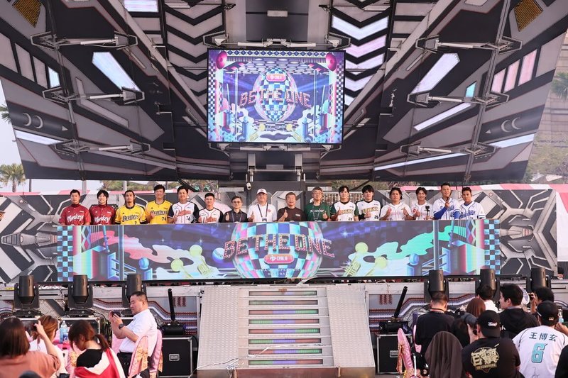 中華職棒大聯盟21日在高雄夢時代舉辦2026年開季宣傳活動,邀請球迷到場熱鬧辦桌,也公布新賽季口號為BE THE ONE。(中華職棒提供)中央社記者蘇志畬傳真 115年3月21日