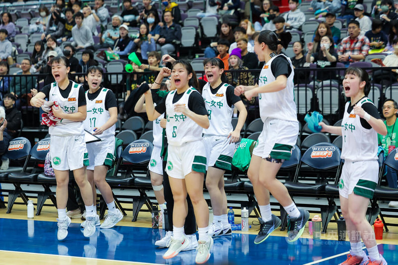 114學年度高中籃球聯賽（HBL）女子甲級準決賽21日在台北小巨蛋開打，北一女靠著多點發揮，終場以98比76擊敗永仁高中晉級冠軍戰。中央社記者翁睿坤攝 115年3月21日