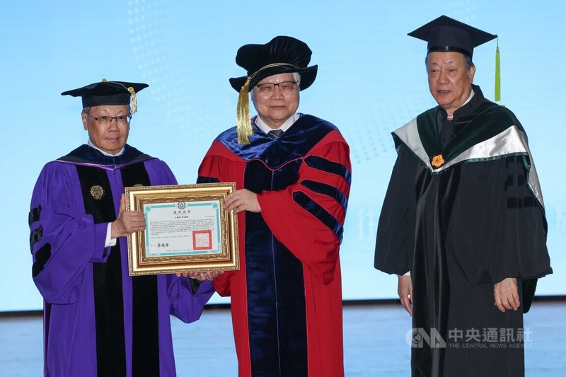 台灣積體電路製造股份有限公司董事長魏哲家（中）21日獲亞洲大學校長蔡進發（左）頒授名譽博士，亞大創辦人蔡長海（右）見證。中央社記者趙麗妍攝 115年3月21日