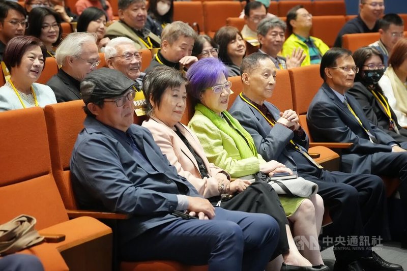 「李登輝、彭明敏『夢二途』交織的台灣光影─總統直選30週年鼎談會」21日在台北中正紀念堂登場，李登輝基金會董事長李安妮（前左3）與彭明敏文教基金會董事長楊黃美幸（前左2）、前立委姚文智（前排左）等人出席共襄盛舉。中央社記者徐肇昌攝　115年3月21日