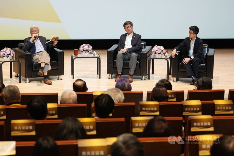 詩人李敏勇（後左起）與世代文化創業群創辦人周奕成、社民黨籍台北市議員苗博雅21日在台北同台出席「李登輝、彭明敏『夢二途』交織的台灣光影─總統直選30週年鼎談會」，共同探討台灣政黨政治發展、民主深化挑戰與未來台灣的公共想像。中央社記者徐肇昌攝　115年3月21日