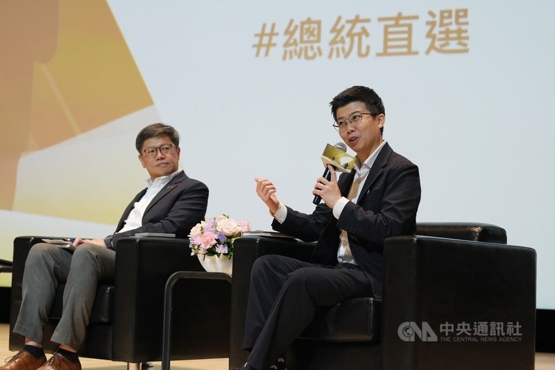 世代文化創業群創辦人周奕成（左）21日下午與社民黨台北市議員苗博雅（右）在台北中正紀念堂出席總統直選30週年鼎談會，以紀念台灣總統直選30週年為核心主題，展開跨世代的深度公共對話。中央社記者徐肇昌攝　115年3月21日