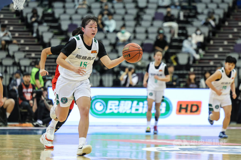 114學年度高中籃球聯賽（HBL）女子甲級準決賽21日在台北小巨蛋開打，陽明高中許語珊（前）全場砍下17分外帶13籃板，幫助球隊以78比57奪勝挺進冠軍戰，中央社記者翁睿坤攝　115年3月21日