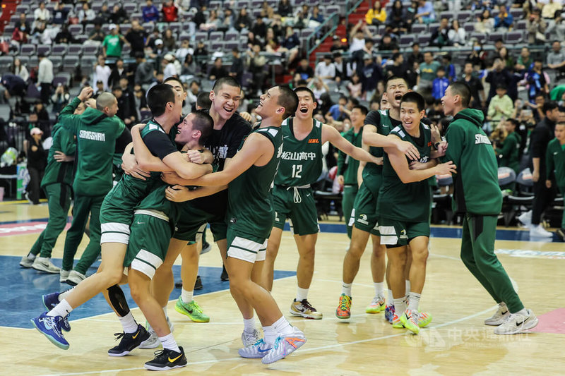 114學年度高中籃球聯賽（HBL）男子組4強戰21日在台北小巨蛋開打，晚間由能仁家商對上松山高中，松山靠著成功防守及多點開花，終場以66比62擊敗能仁、挺進冠軍戰，松山全員開心擁抱慶祝。中央社記者翁睿坤攝　115年3月21日