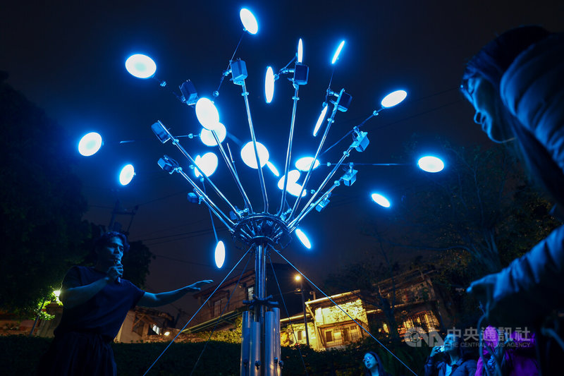 2026寶藏巖光節「微光之城」21日正式開幕，參展藝術家周柏慶（左）在園區內打造大型聲光藝術裝置，並親自向觀眾分享創作理念。中央社記者王騰毅攝  115年3月21日