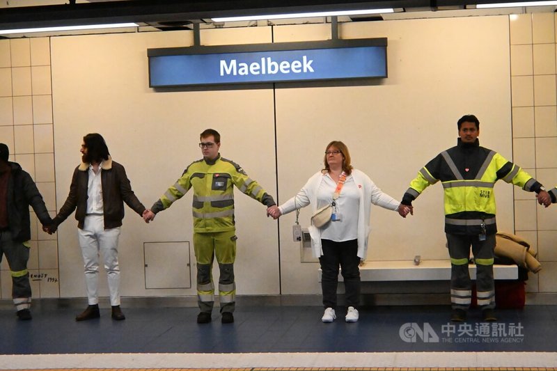 布魯塞爾馬爾比克（Maelbeek）地鐵站21日舉行紀念活動，以牽手串起人鏈的方式，悼念2016年連環爆炸案的罹難者。中央社記者吳柏緯布魯塞爾攝　115年3月21日