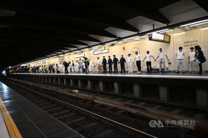 布魯塞爾馬爾比克（Maelbeek）地鐵站21日舉行希望之鏈悼念活動，參與民眾以手牽手方式，人龍貫穿月台。中央社記者吳柏緯布魯塞爾攝　115年3月21日