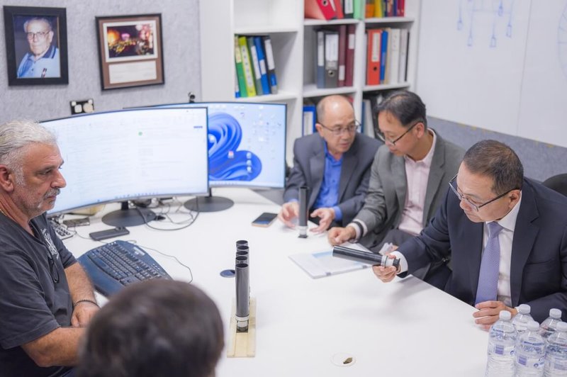 新北市政府21日表示，新北市長侯友宜（右1）率團出訪澳洲，拜會煙火設計團隊Foti家族，將借鏡雪梨跨年煙火豐富經驗。（新北市政府新聞局提供）中央社記者黃旭昇傳真 115年3月21日