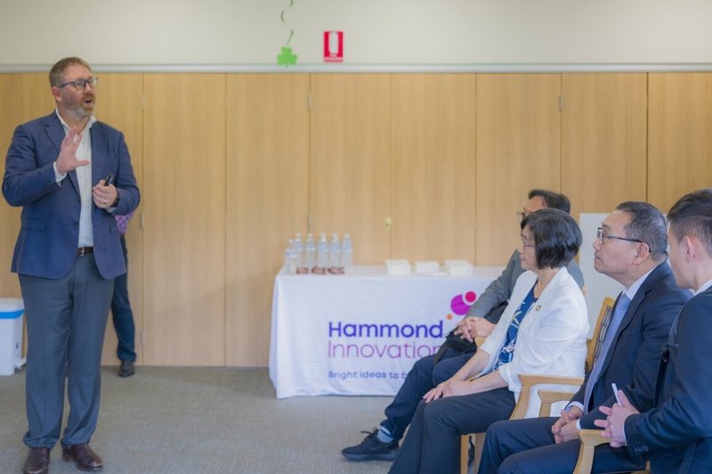 新北市長侯友宜（右2）、衛生局長陳潤秋（右3）21日參訪雪梨長照機構，了解國際失智照護發展趨勢，盼作為推動長照3.0及失智友善城市的重要參考。（新北市新聞局提供）中央社記者黃旭昇傳真　115年3月21日