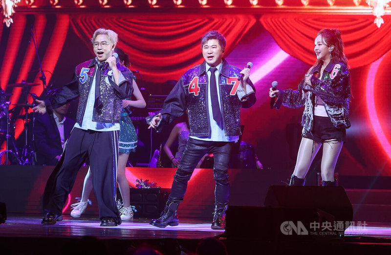 2026「鑽石舞台之夜」演唱會21日晚間在台北流行音樂中心開唱,藝人胡瓜(中)、歐漢聲(左)、賴慧如(右)開場帶來組曲,炒熱全場氣氛。中央社記者謝佳璋攝 115年3月21日