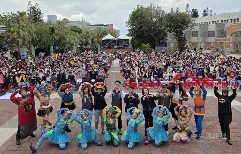 紙風車劇團21日下午在澎湖縣文化局演藝廳前廣場演出親子劇「蕃薯森林奇遇記」,近2000名親子一同觀賞,演出後並安排見面會,讓小朋友都開心不已。中央社 115年3月21日