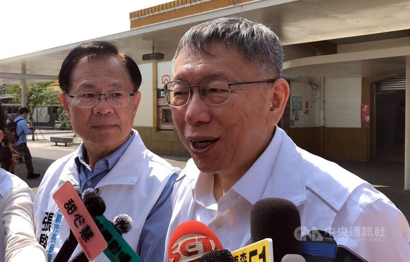 民眾黨創黨主席柯文哲（右）21日到嘉義陪同民眾黨嘉義市長參選人張啓楷（左）掃街，受訪時針對核三重啟議題表示，核三重啟應該沒有問題，不過，其他在疏散計畫等方面，需進一步討論，也要向民眾充分講清楚風險及利益。中央社記者黃國芳攝　115年3月21日