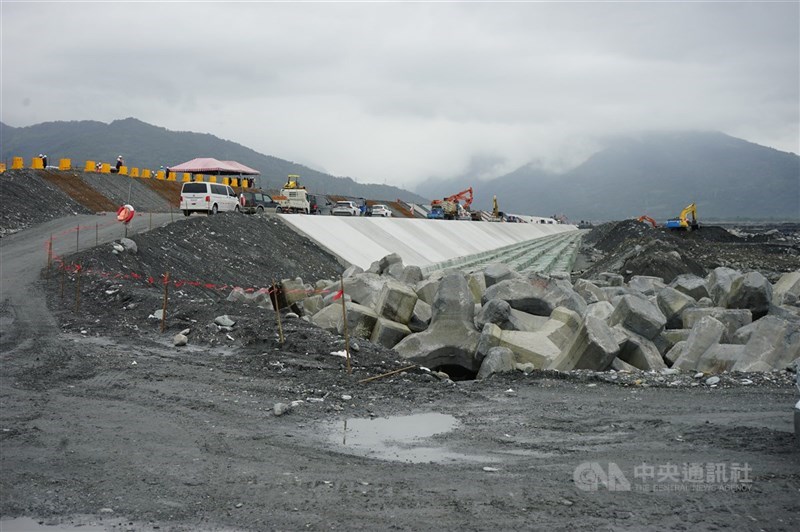 圖為馬太鞍溪光復堤防施工情形。（中央社檔案照片）