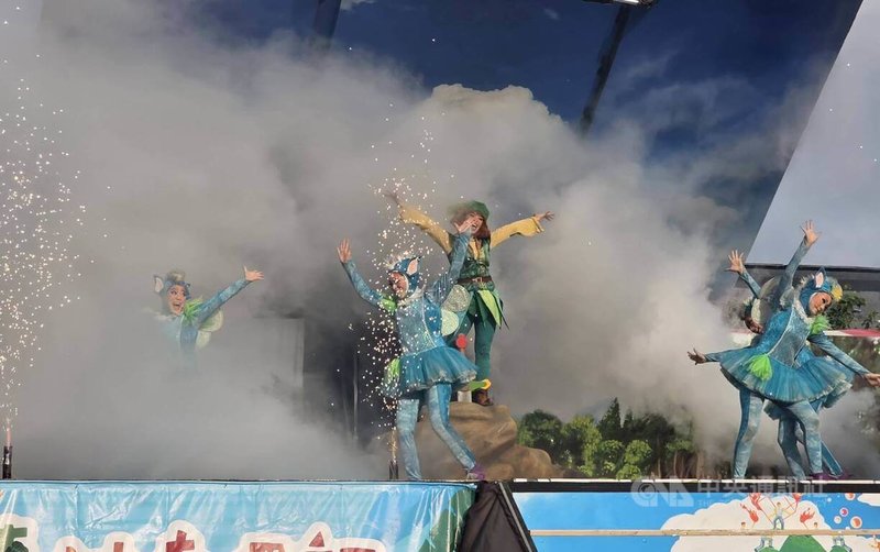 深受親子族群喜愛的紙風車劇團21日跨海前進澎湖，在澎湖縣演藝廳前廣場演出親子劇「蕃薯森林奇遇記」，與大小朋友們同樂。中央社　115年3月21日