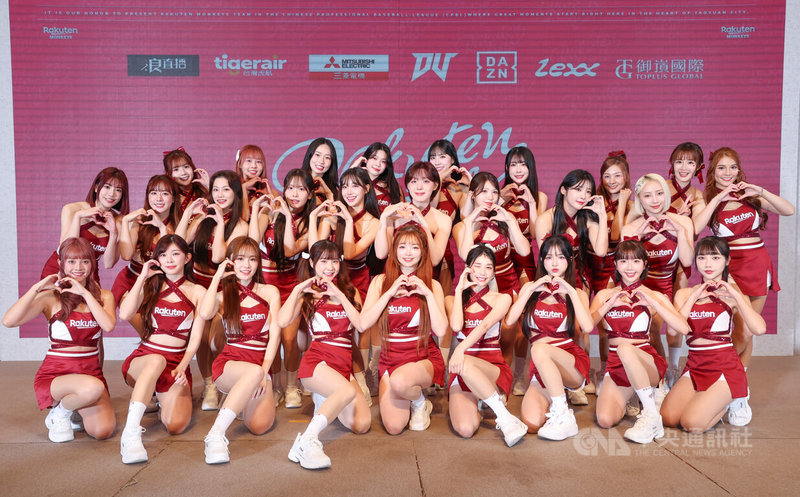 樂天女孩開季見面會21日在台北晶宴日光香頌圓形劇場舉行，樂天女孩與新組成的韓籍五本柱，共27名女孩合體亮相。中央社記者張新偉攝　115年3月21日