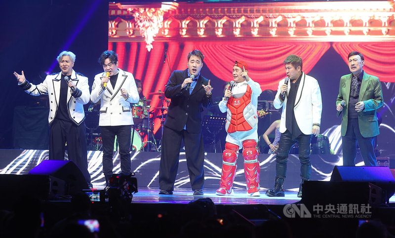 2026「鑽石舞台之夜」演唱會21日晚間在台北流行音樂中心舉行,藝人余天(右起)、胡瓜、黃西田、余祥銓、康康、歐漢聲一同合唱「山南山北走一回」。中央社記者謝佳璋攝 115年3月21日