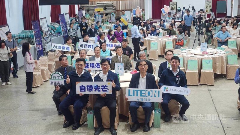 高雄市長陳其邁（前中）21日出席高雄高工「工業類技職教育宣導活動」，會中強調技職人才是高雄產業升級與科技轉型基石，其「高雄高工出品，品質保證」的雄工畢業生，在高雄產業升級進程中，扮演舉足輕重角色。中央社記者洪學廣攝　115年3月21日