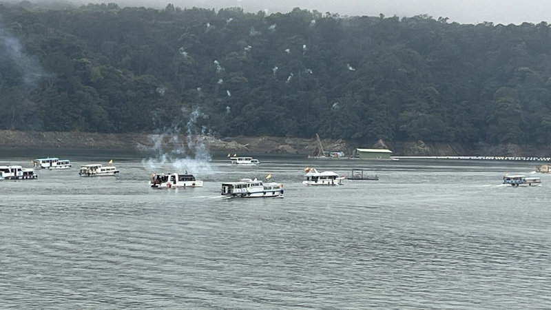 石門水庫21日舉行年度水上媽祖遊湖遶境祈福活動，結合當地大溪百吉復興宮開漳聖王聖誕慶典舉辦，共有40艘遊艇組成船隊巡遊水庫湖面、數百名信眾參加。（市府提供）中央社記者葉臻傳真 115年3月21日