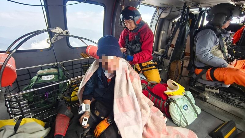 63歲余姓山友21日在秀姑巒山與秀姑坪間意外墜落碎石邊坡受傷，同行友人隨即對外求援，空勤總隊花蓮駐地勤務第一大隊第三隊也獲報，出動黑鷹直升機救援。（空勤總隊提供）中央社記者張祈傳真　115年3月21日