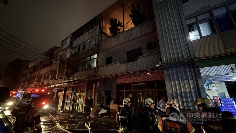 新北市中和一棟工廠20日深夜大火，消防局出動48車95人前往灌救，目前火勢已控制，共疏散24人，無民眾受困。（翻攝畫面）中央社記者曹亞沿傳真 115年3月21日