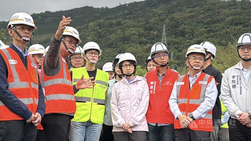 副總統蕭美琴（前中）21日至花蓮縣光復鄉視察馬太鞍溪橋重建、馬太鞍溪疏濬及堤防工程進度，專注聽取相關簡報。中央社記者張祈攝　115年3月21日