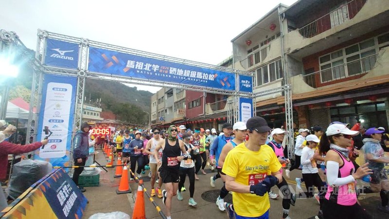 2026第10屆馬祖北竿超級硬地馬拉松主要賽事包含12.5公里挑戰組、25公里與50公里，21日正式登場，跑者們在鳴槍後陸續起跑。中央社記者潘欣彤攝　115年3月21日