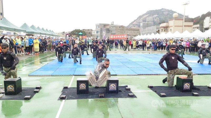 2026第10屆馬祖北竿超級硬地馬拉松21日開跑,在開賽儀式前,馬祖防衛指揮部「雲台戰技隊」應邀到場操演,隊員可徒手成功打碎堅硬花崗岩,令群眾驚嘆不已。中央社記者潘欣彤攝 115年3月21日