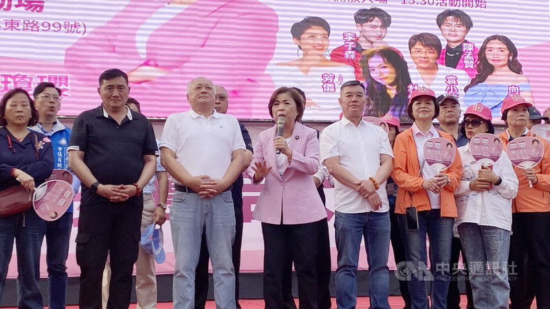 國民黨台中市長初選民調25日將登場，力拚提名的國民黨籍立委楊瓊瓔（中持麥克風者）21日在太平區舉辦「萬人挺瓔」團結大會，會中表示已準備好接棒台中市長盧秀燕。中央社記者趙麗妍攝　115年3月21日