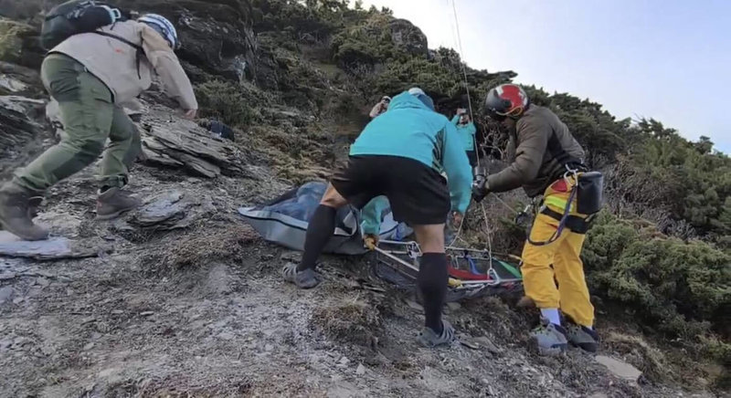 一名男子與妻子前往高雄桃源區南橫關山挑戰登頂，但20日返程時男子身體突不適倒地，失去呼吸心跳。空勤總隊因氣候不佳延至21日上午起飛吊掛後送，死因仍待釐清。（高雄消防局提供）中央社記者洪學廣傳真　115年3月21日