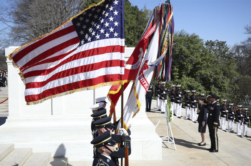 日本首相高市早苗20日在美國華府近郊阿靈頓國家公墓致意。（共同社）