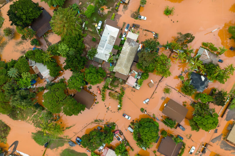 夏威夷瓦希阿瓦暴雨，泥濘洪水淹沒街道。（美聯社）