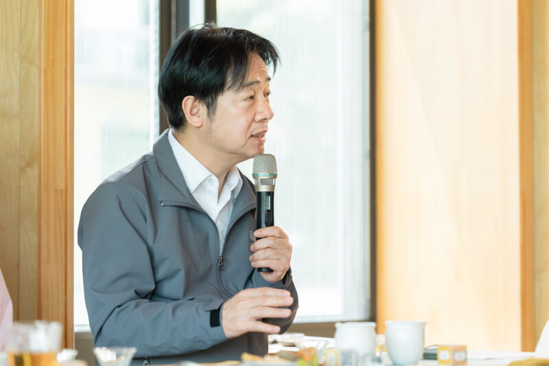 總統賴清德21日參訪台東地方創生「女兒不懂茶」據點，並與在地青年座談交流。（總統府提供）