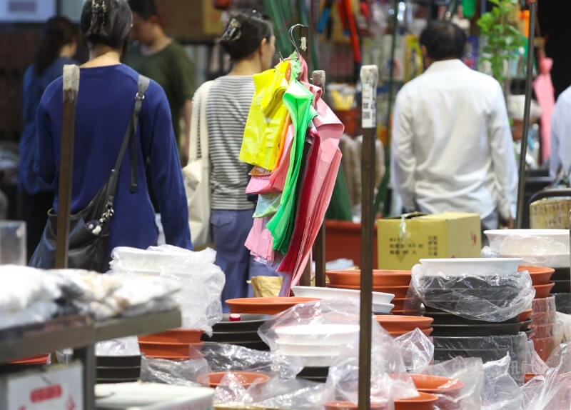 圖為台北市建國花市內攤商架上的塑膠袋。（中央社檔案照片）